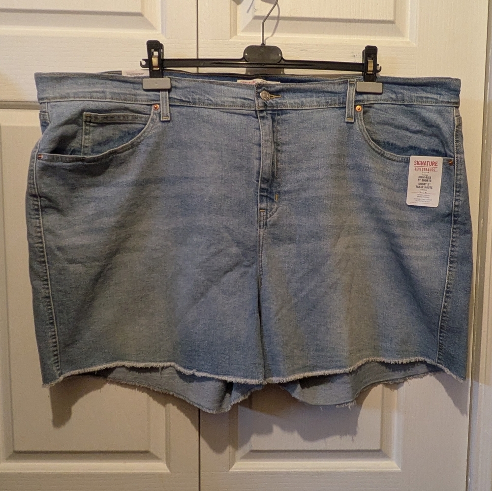 Levi's Signature High-rise Jean Shorts with 5" inseam Size 28 New with Tags!